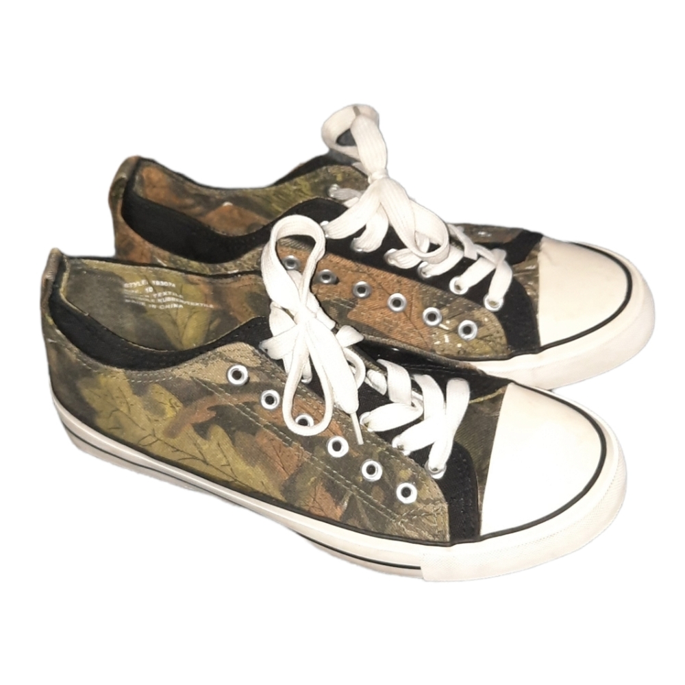 Womens sz 10 Twisted camo lace up shoes